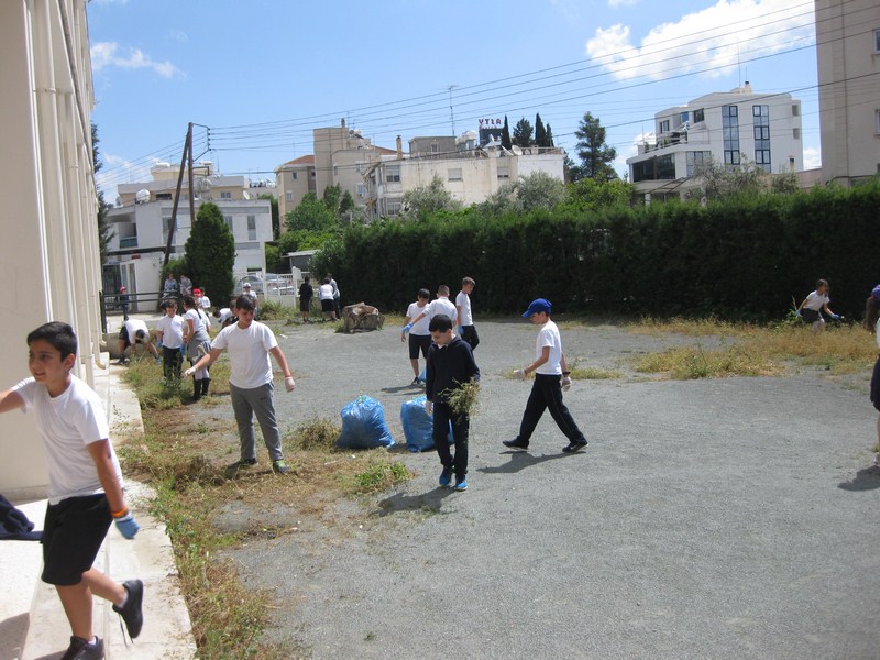 Οι μαθητές της Ε΄ανέλαβαν και καθάρισαν το πίσω μέρος της αυλής μας